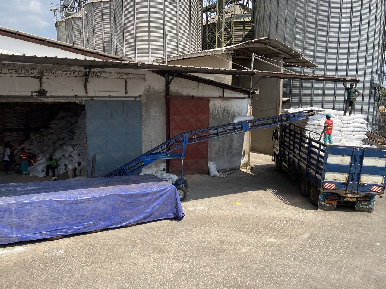 Zone de chargement et livraison avec camion